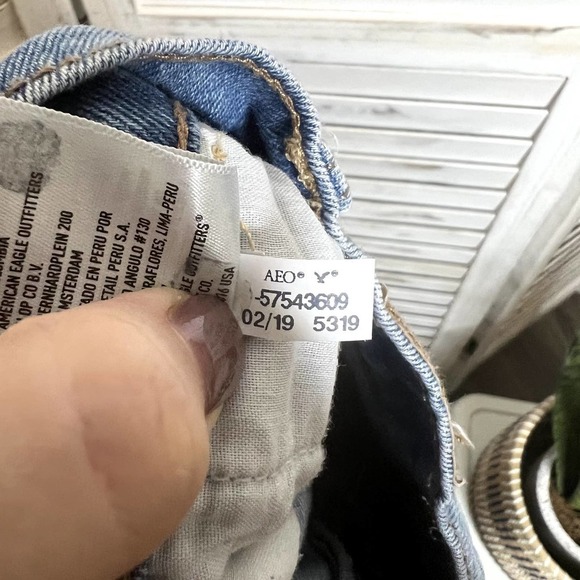 AMERICAN EAGLE Women's Mom Short Jean Denim High Rise Size Cuffed Size 2 - Picture 11 of 13